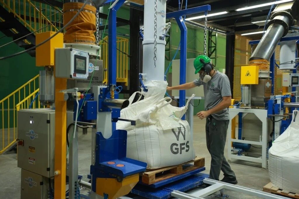 Tecnologia brasileira reduz uso de fosfato em rações e amplia produção para 4,5 mil toneladas por mês